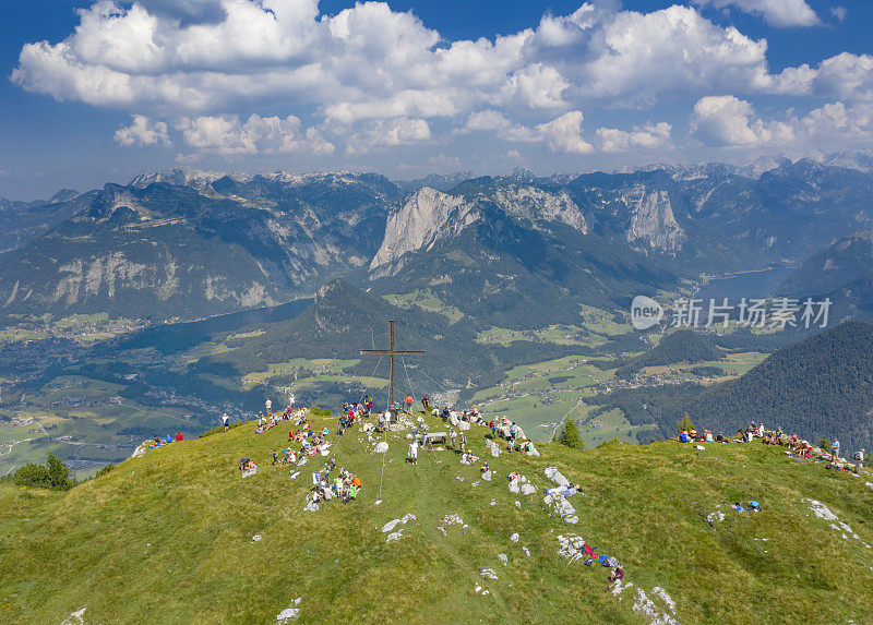 Summit Cross, Mountain Zinken, Lake Altaussee和Grundlsee后面是Trisselwand和Totes Gebirge。